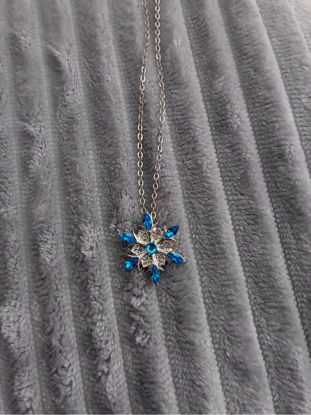 Elegant Crystal Snowflake Necklace for Women Men Winter Rhinestone Wedding